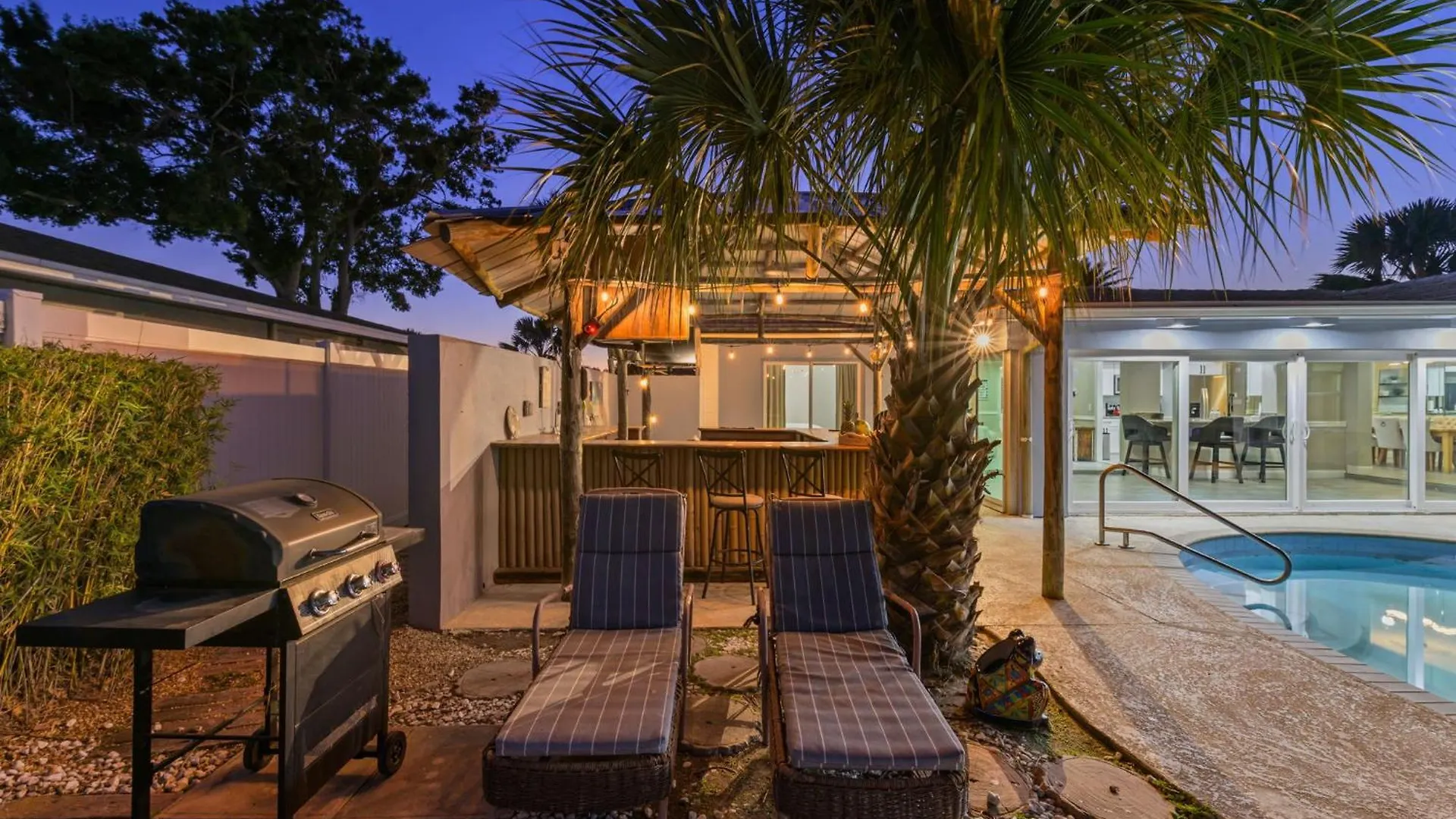 Villa Sleeps 10 Tiki Bar Private Pool Hot Tub Fire Pit Tampa 0*,  Stati Uniti